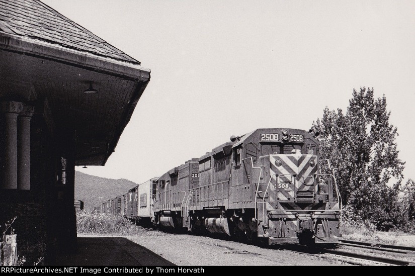 CNJ BJ-4 heads east over what is now NJT's Raritan Valley Line